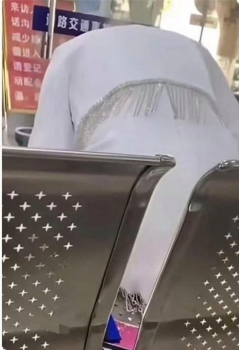以后不敢穿这种衣服出门了吧