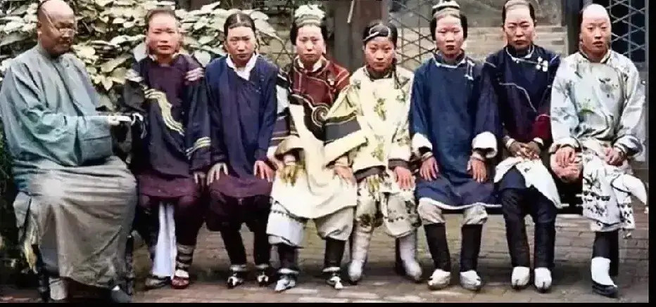 清朝末年一位男主人与七个老婆一张留影七个老婆无一例外都是小脚