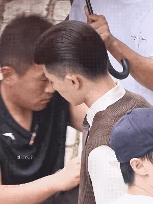 何先生穷成叮当响啊！工作人员给了他一个钱包，他本来想直接装上算了，可是挡不住他是