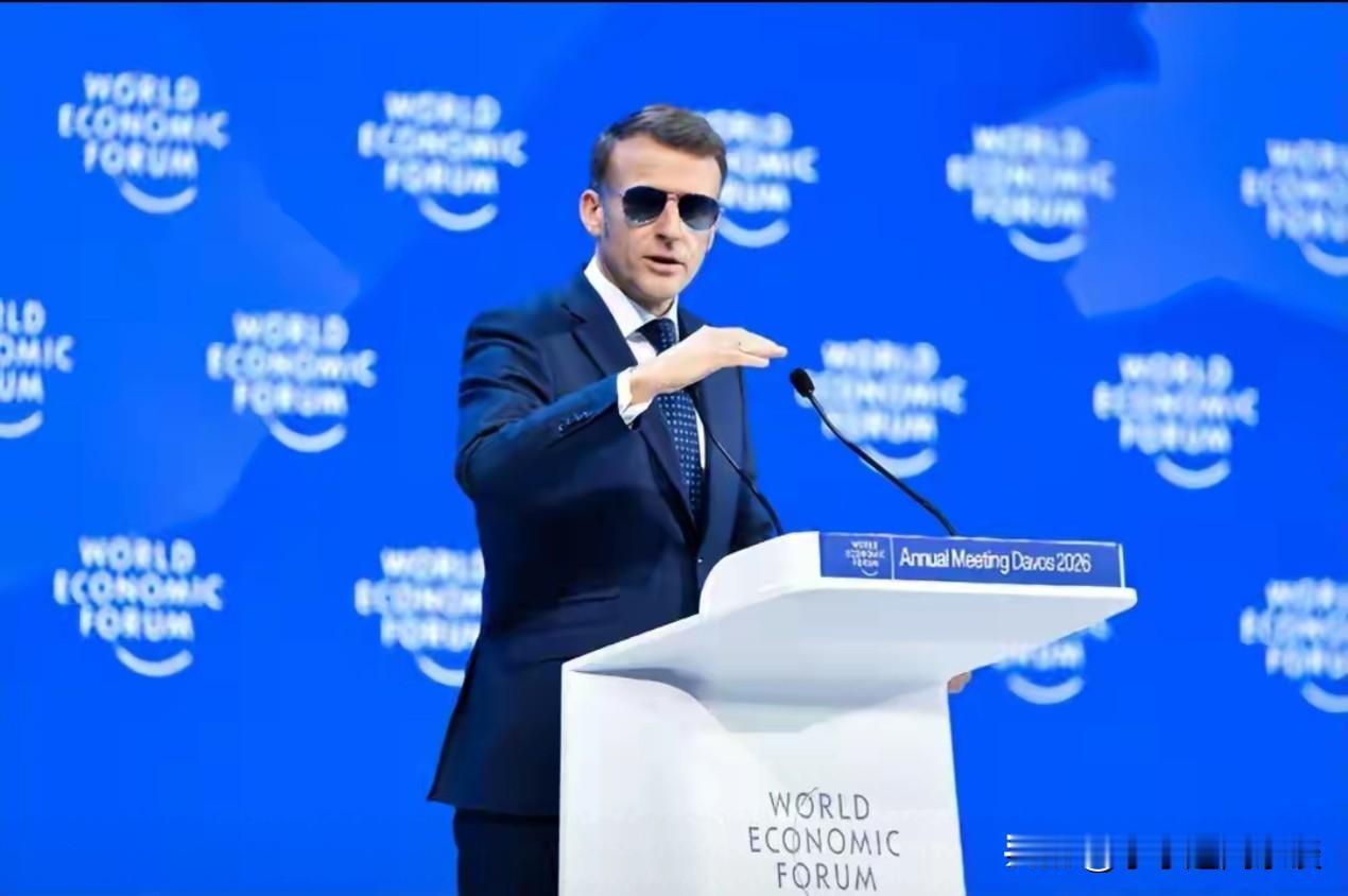 墨镜战神马克龙被特朗普按在地上摩擦，转头冲中国喊救命，早干嘛去了？达沃斯论坛