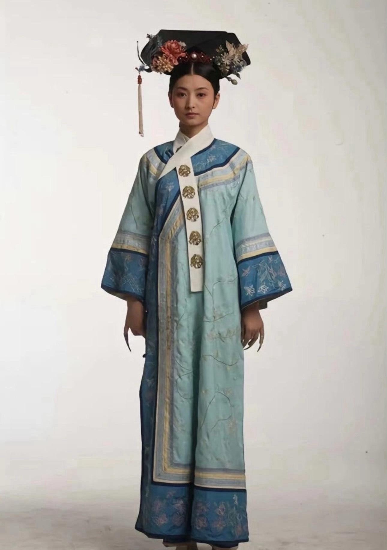 据说这是甄嬛传最初的定妆照，还好导演后面把服饰妆造都改了。