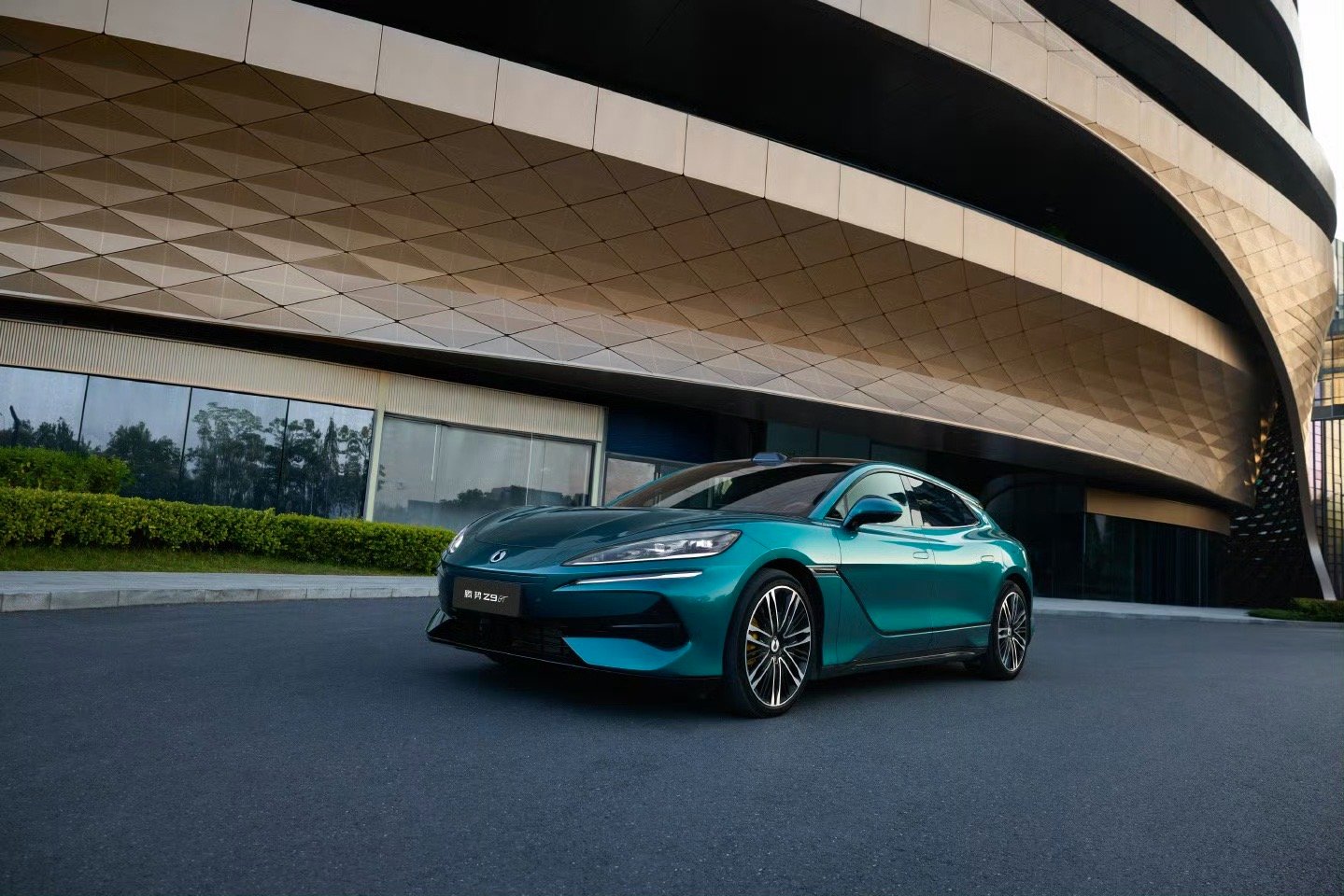 全新腾势Z9GT上市，硬件非常猛！标配二代刀片电池，纯电续航1036km，9分钟