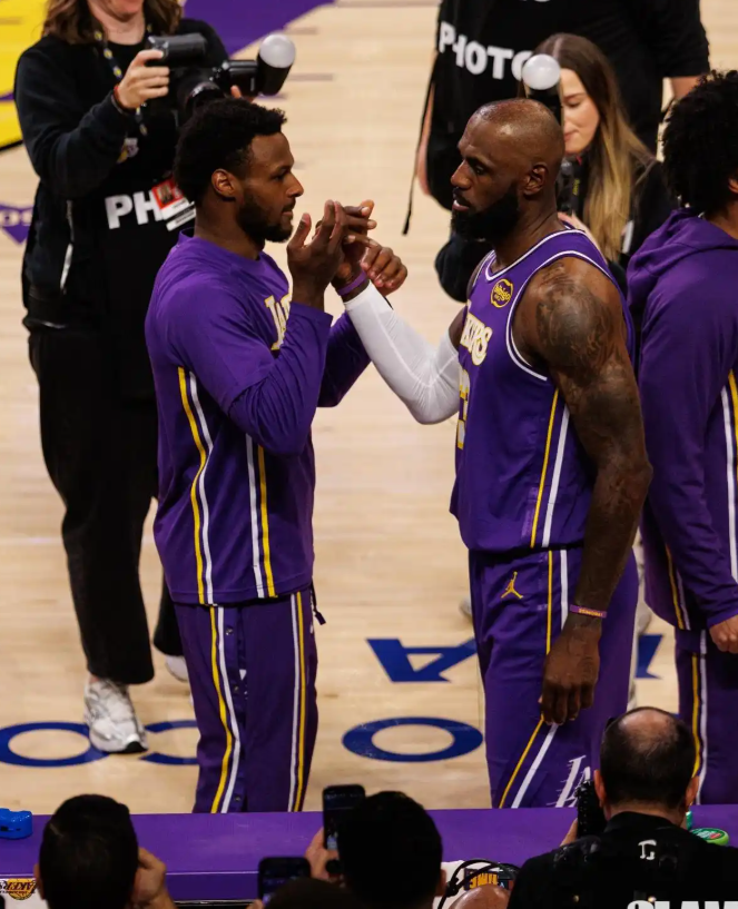 布朗尼进轮换了，克内只能垃圾时间了克内无疑起点高很多，但是防守对面一个挡拆人都