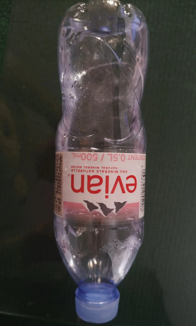 那天在天津西站大厅里候车，因为没有带水，便去旁边的便利店里随手拿了一瓶水，也没有