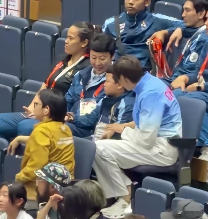 中国女排夺冠后，杨昊、冯坤同框。不是因为俩人以前多熟，也不是因为冯坤嫁去泰国