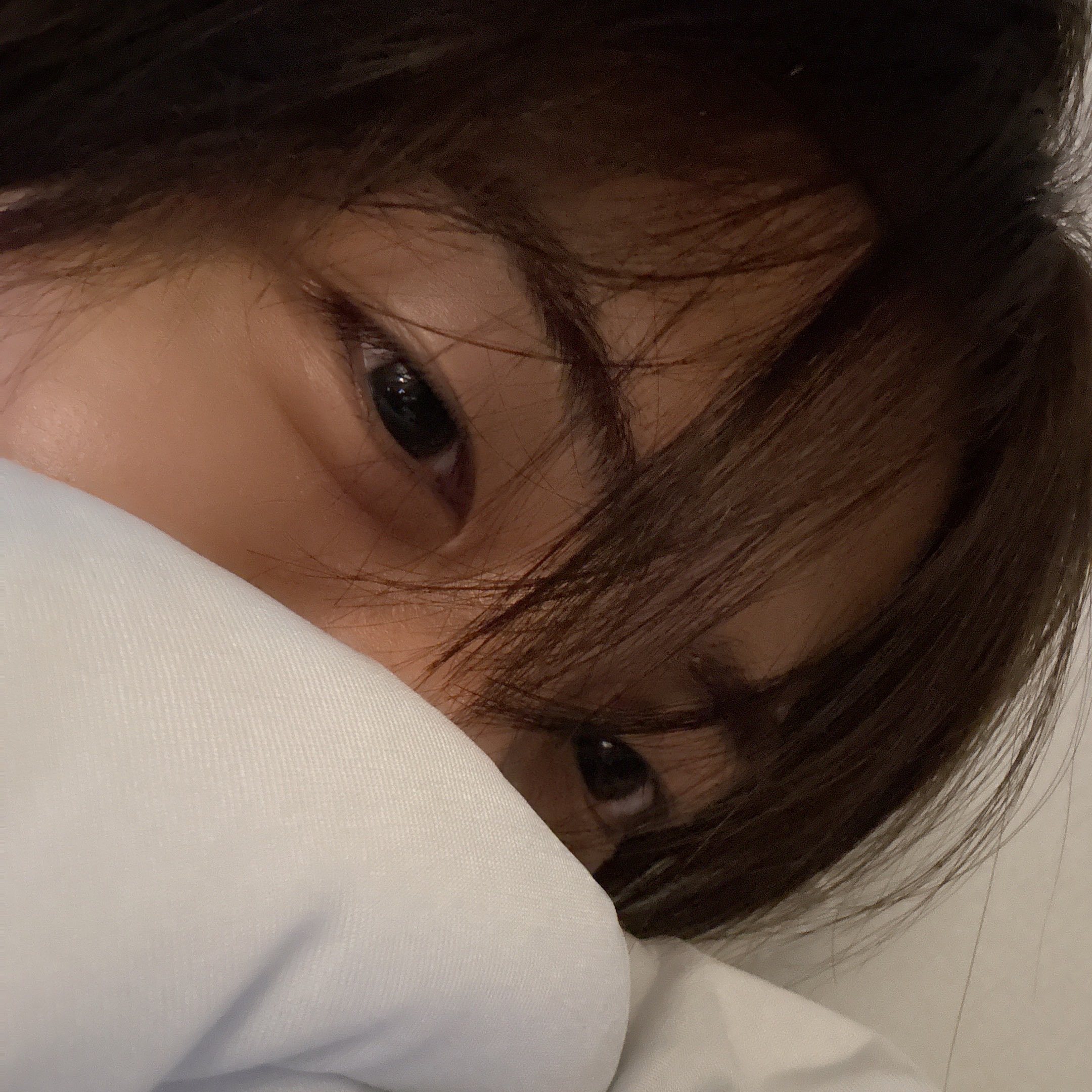 全世界最爱用被子遮脸拍照之人来了