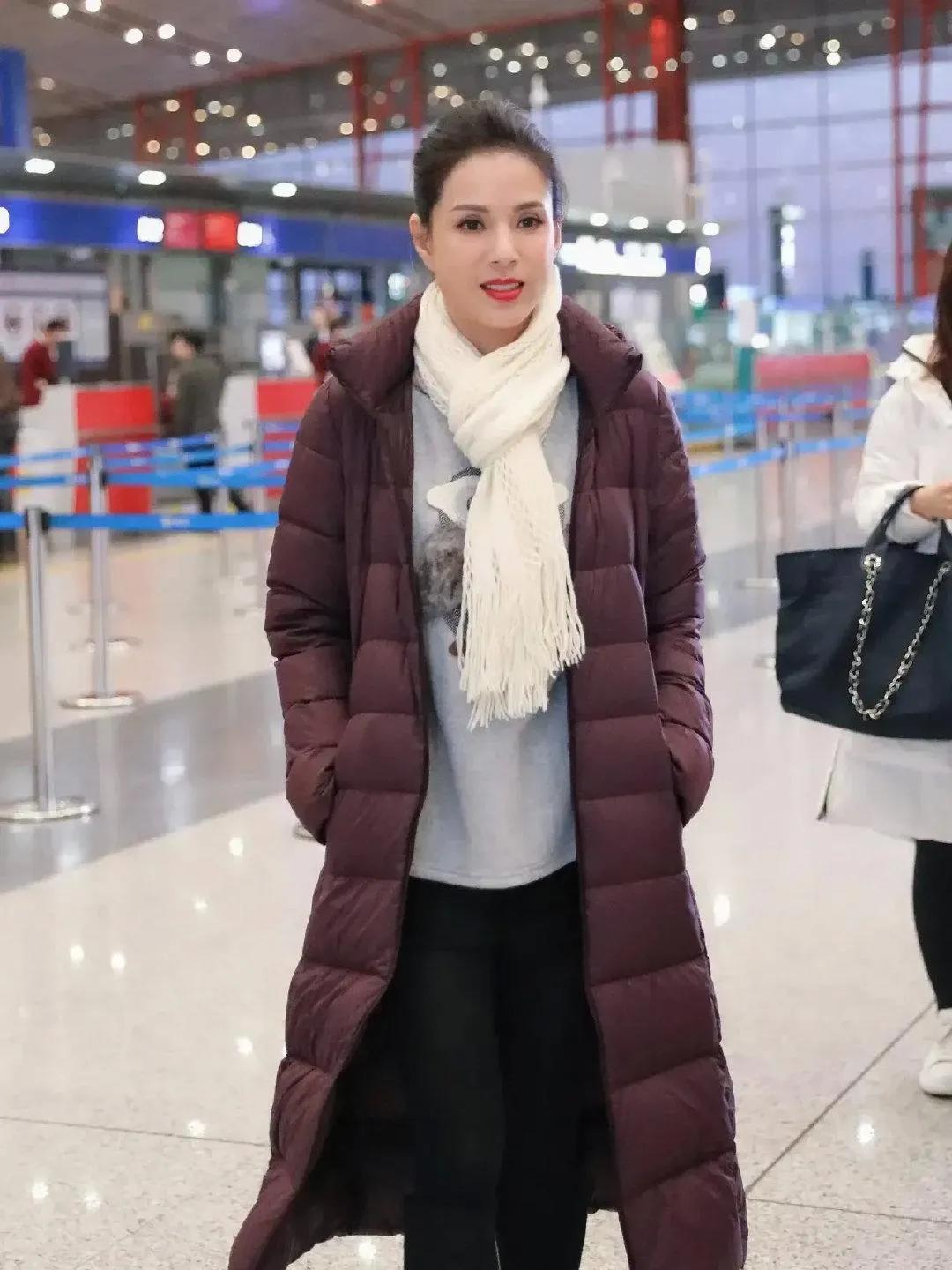 58岁李若彤棕红羽绒服穿搭，美翻了！58岁李若彤的机场造型太圈粉！棕红色长
