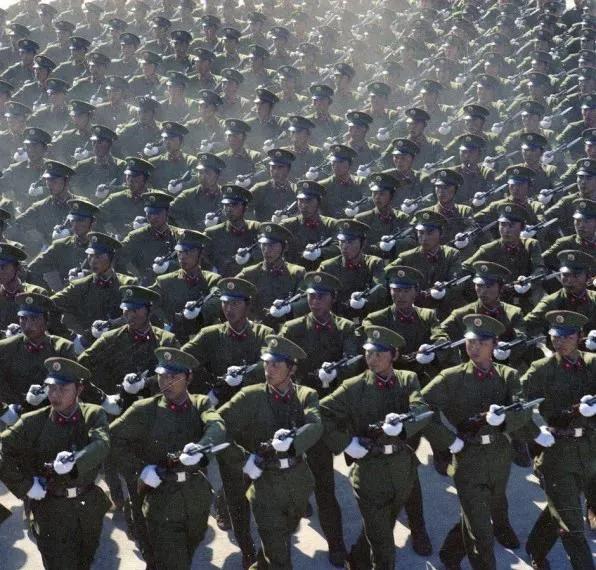 1984年国庆那天，天安门广场上一声整齐的金属撞击声炸响，十万中外观众瞬间屏住呼