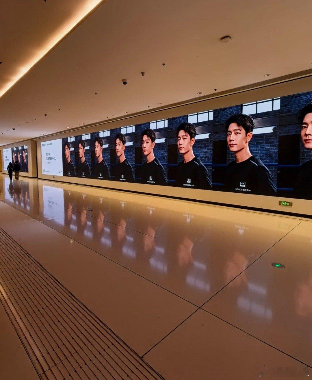 深圳湾万象城惊现一排肖战，荣耀自从他代言之后销量真的卖疯了。