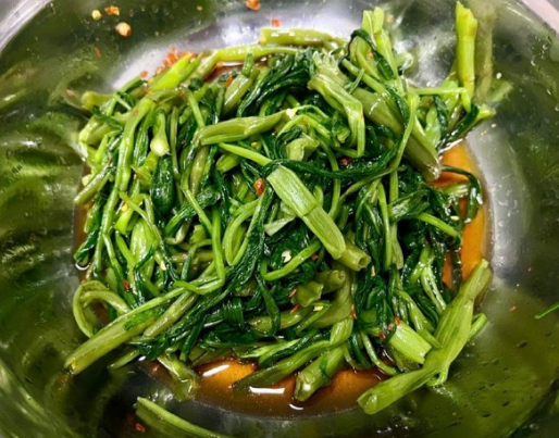 蒜蓉辣椒炒空心菜秒了一切我只能说,绝了！！空心菜！！好吃！！