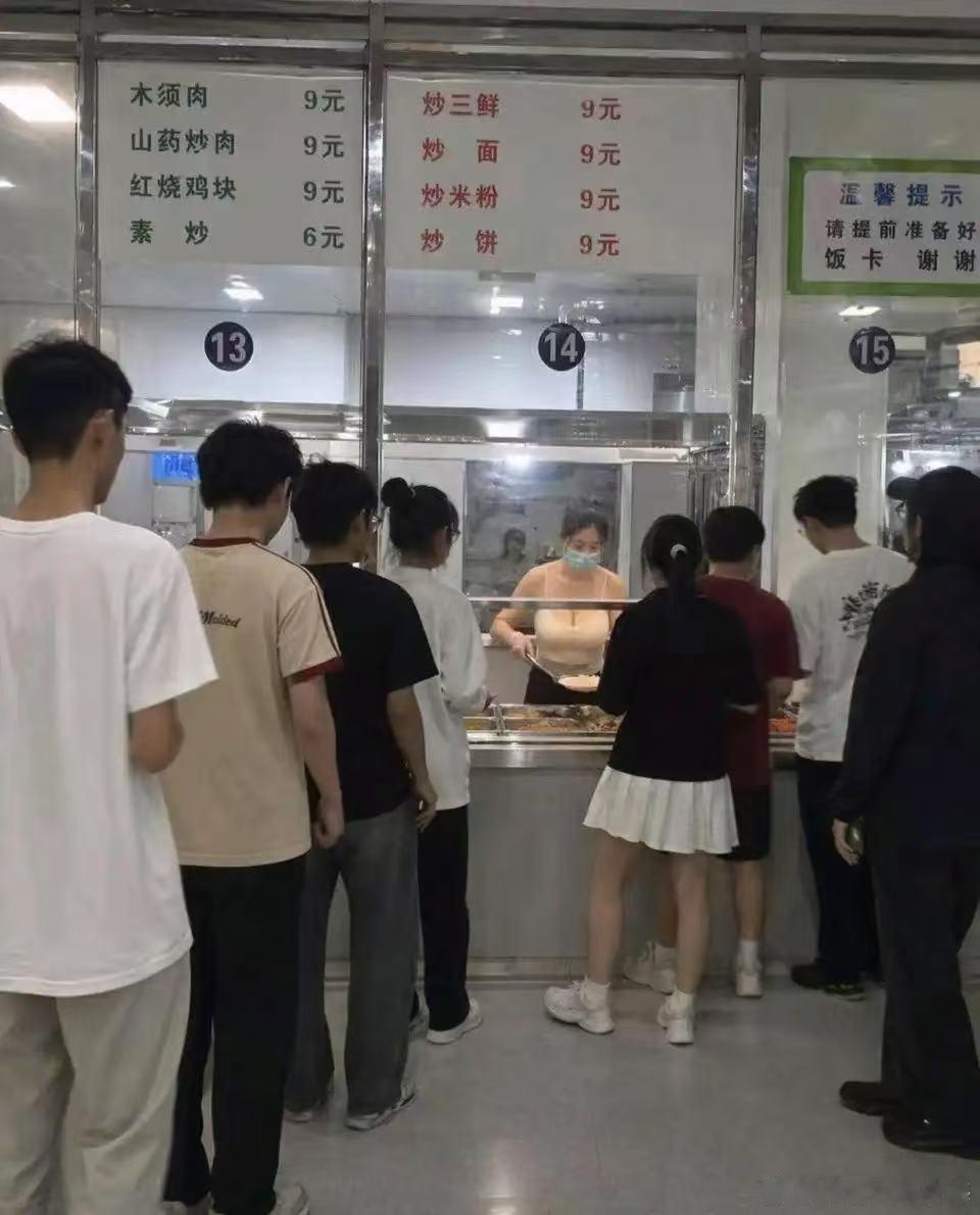 这是哪家金拱门，哪个大学的食堂，我要去吃饭！