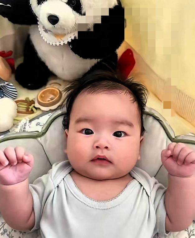 谁能想到，才四个多月的婴儿，心思情绪竟全部展露于面容，灵气模样惊艳无数网友。不同