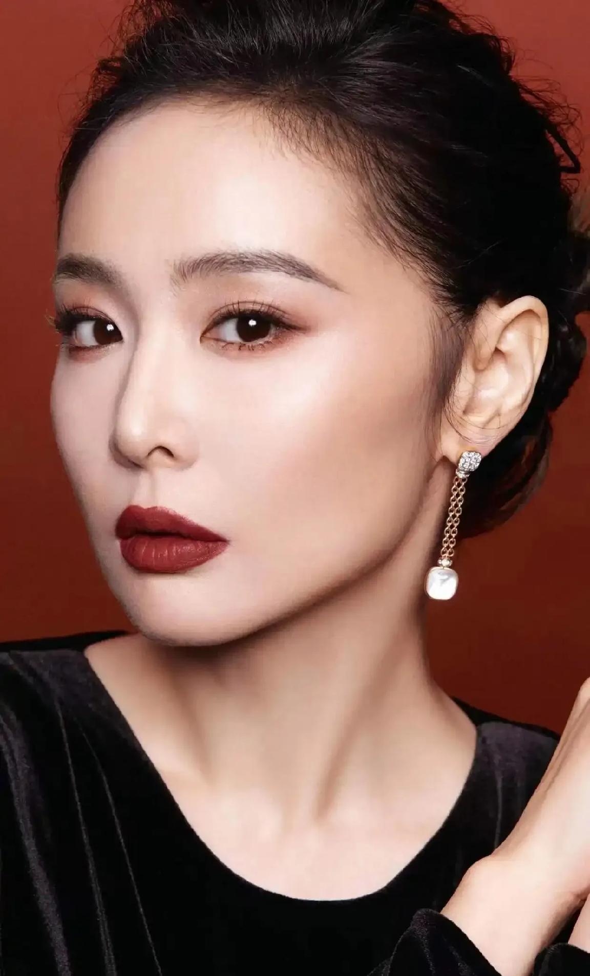 记者问高叶：“在你眼里，张颂文是个什么样的人？”高叶坐直了身子，笑着说：“张
