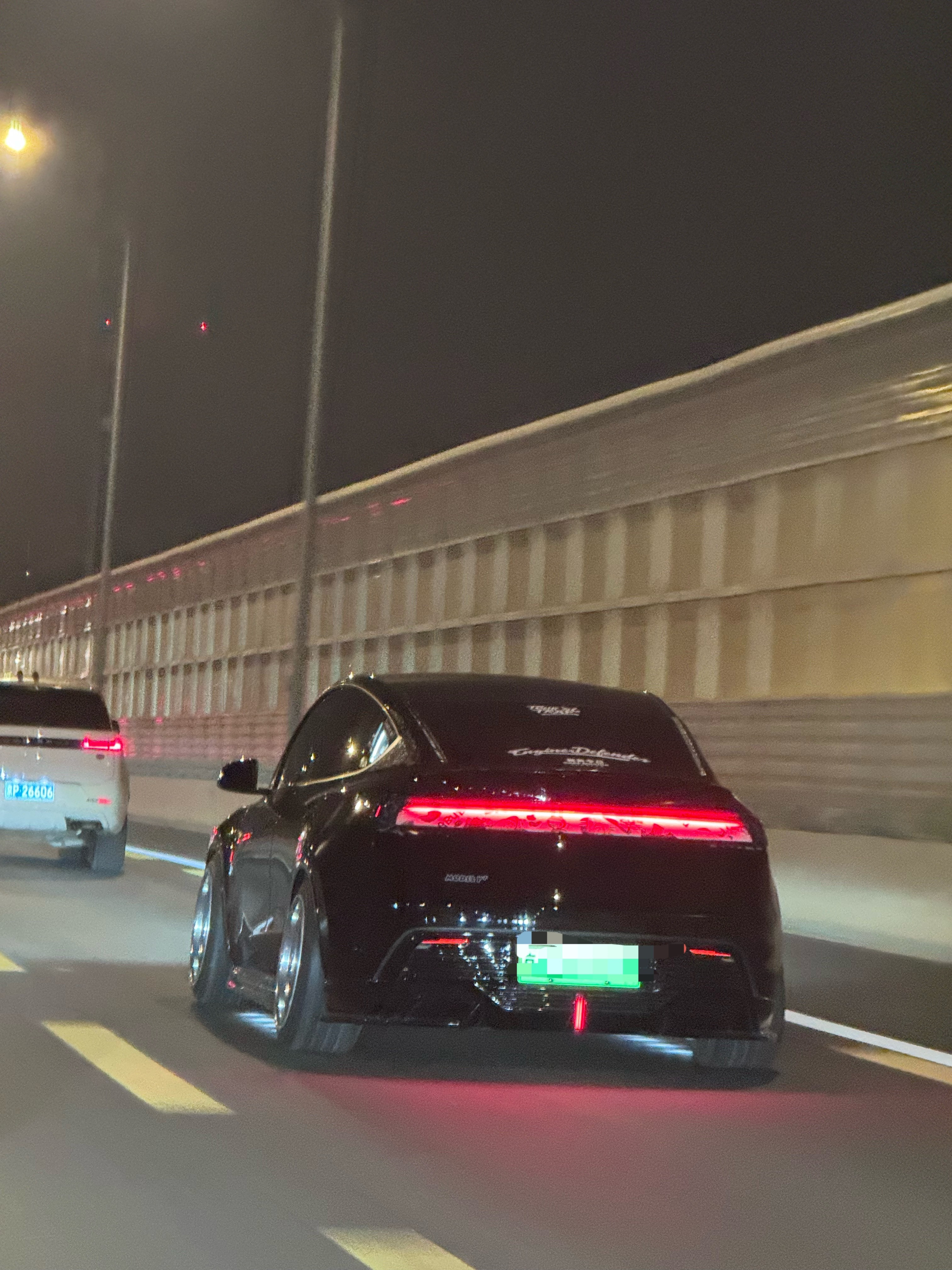 这台ModelY挺有个性啊，新能源这么玩靠谱不？好像只能这么玩了