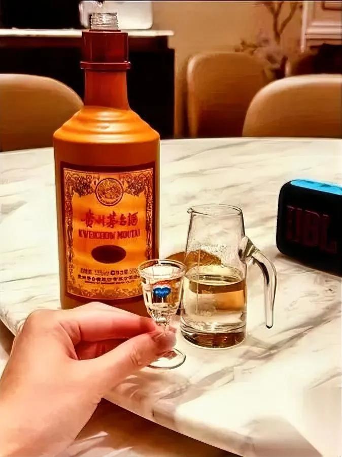 现在白酒圈有多惨？十五年陈酿挂半月卖不动以前囤货靠抢，现在砸手里心慌！还