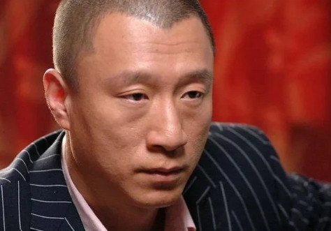 2010年，王全安拍摄《白鹿原》，邀请孙红雷来饰演黑娃，孙红雷伸出两根手指：我的