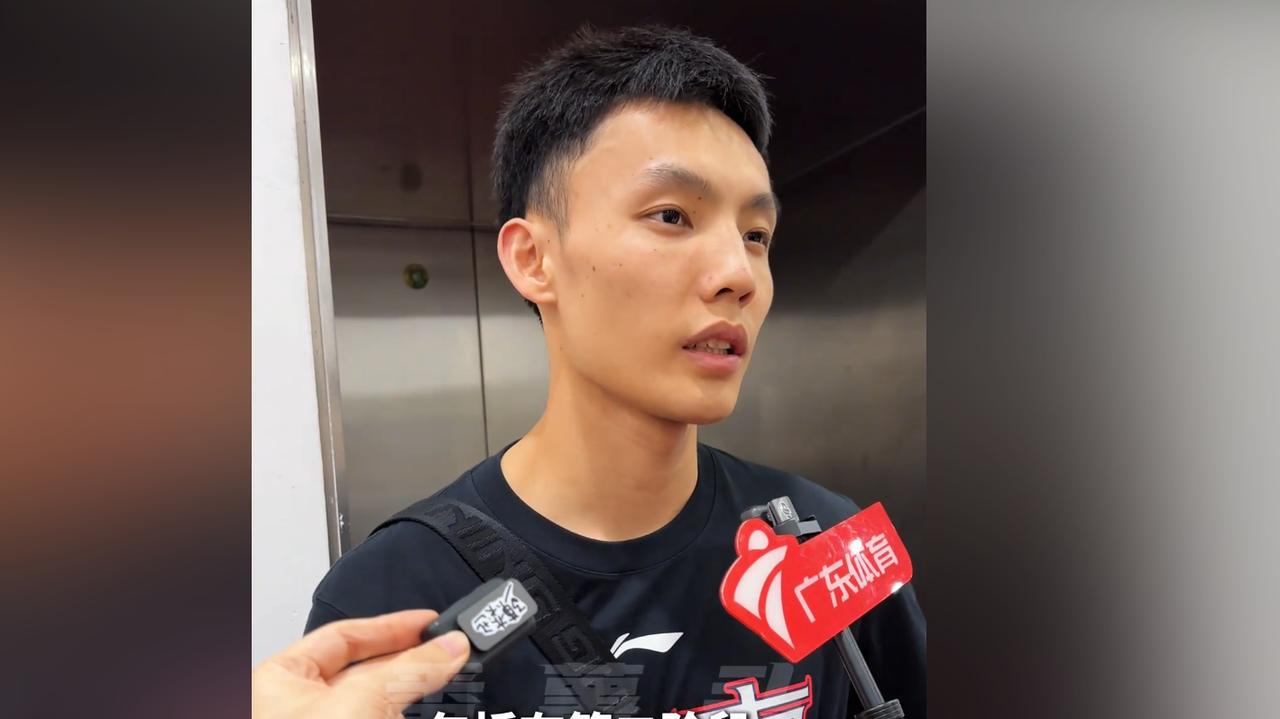 北控男篮再度加码！据广东体育媒体人透露，北控男篮再度向广东男篮报价徐杰，这次