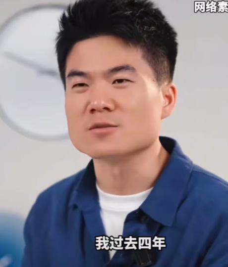 董宇辉眼神平静地说出了一句让全网感慨万千的话：“我过去的4年，感觉像活了4