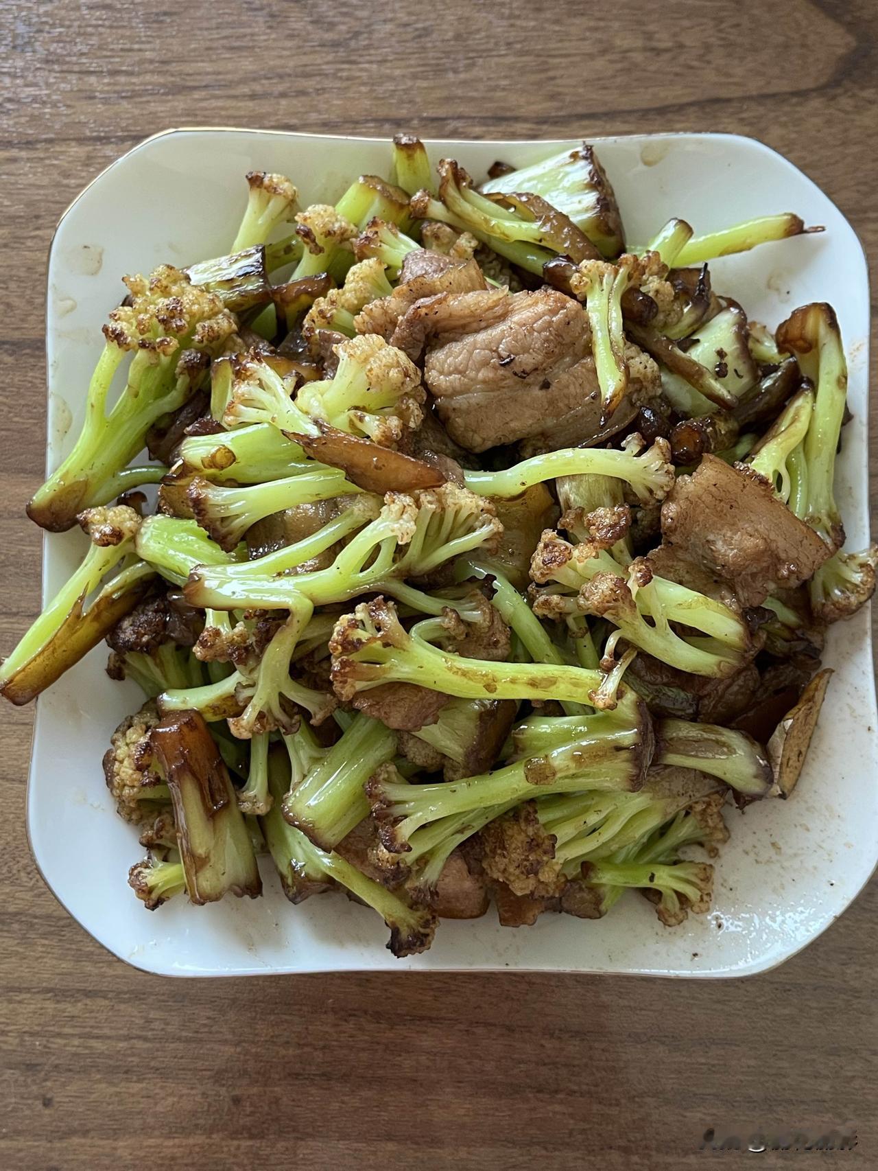 好友们晚上好！周四快乐，晚餐香香！今天的晚餐：肉片炒菜花红薯玉米松花蛋窝