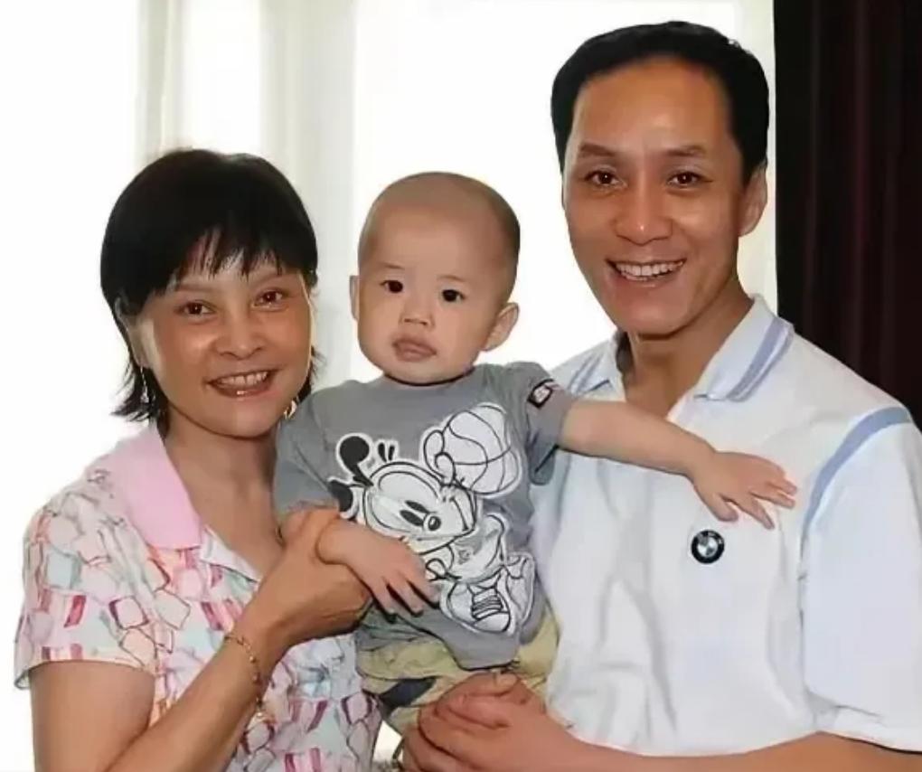 看到冯远征和梁丹妮带着小孩的照片，我也惊住了。他们可是丁克夫妻啊！一张照片