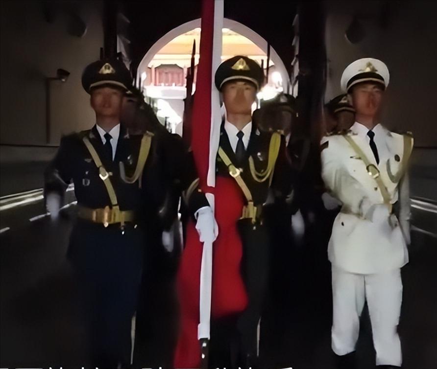 2024年没人预料到，之前被誉为“最美升旗手”的退伍军人张自轩，竟然在回到地方仅