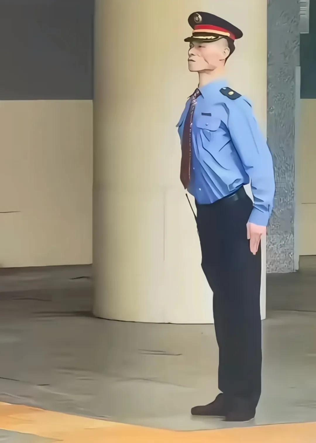 从站姿上看，这位帅哥应该是当过兵，你们觉得呢？