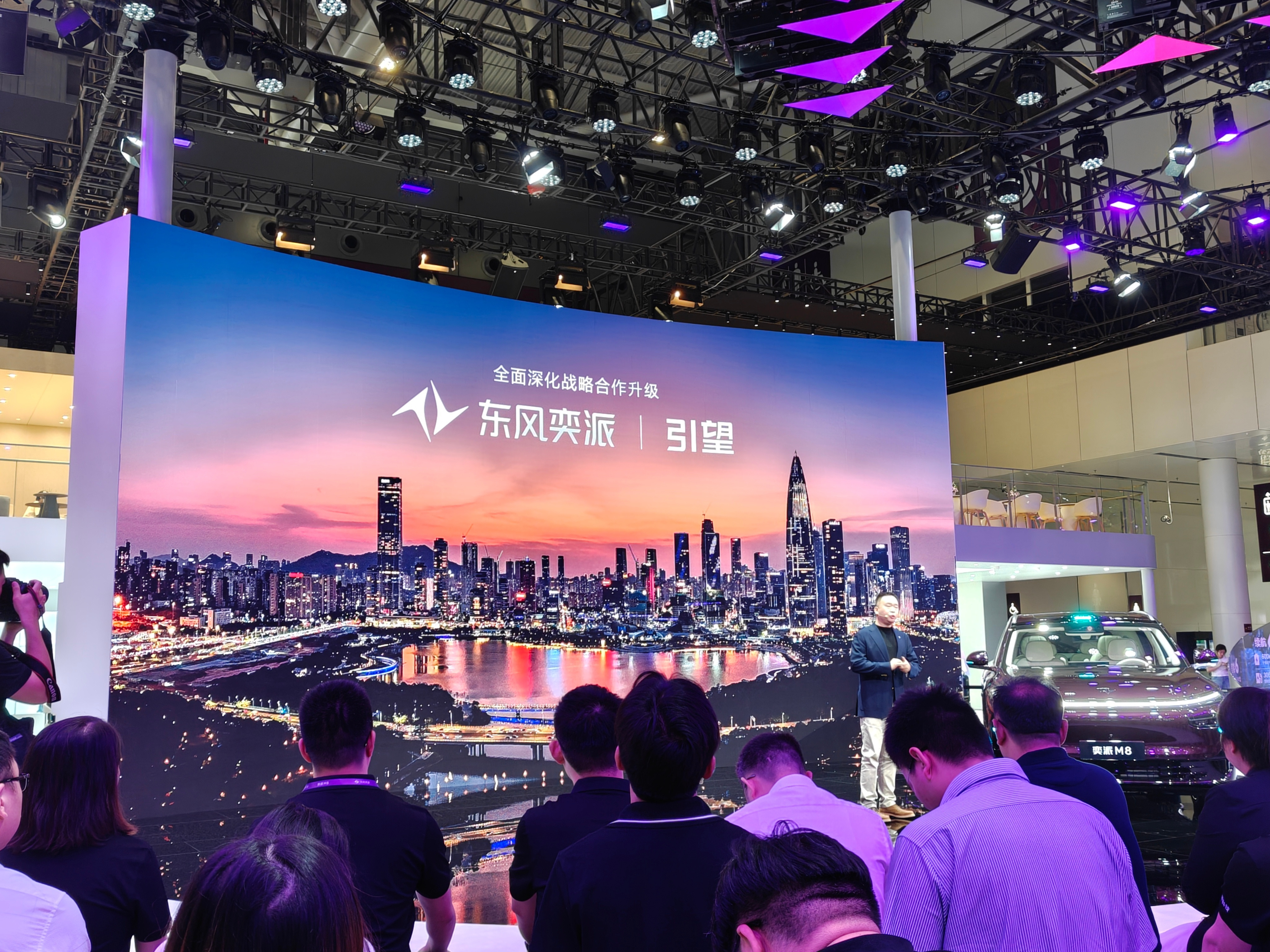 奕派M8的性价比还是很高的，定位是20-25万的大六座满分SUV，东风奕派给出的