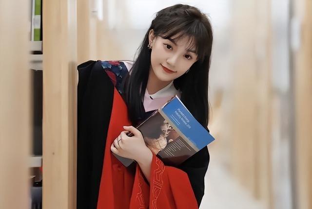 女学霸北京大学博士毕业，留校当老师，因颜值高被误认是大一新生廖琳1995年出生