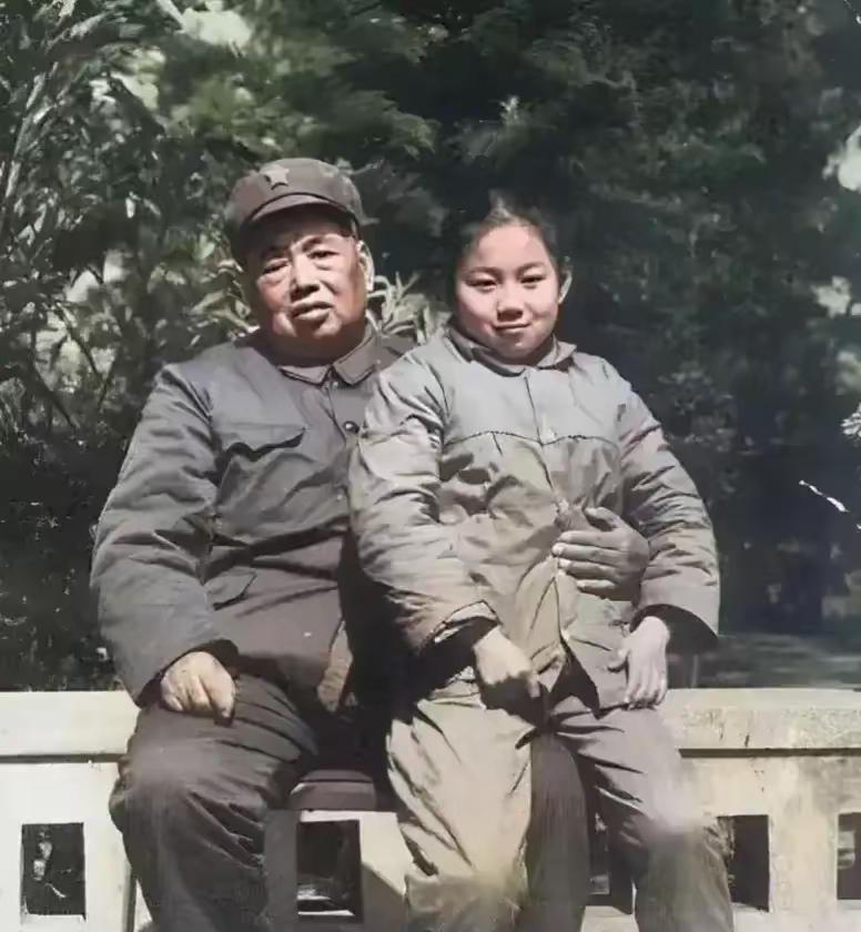 这是许世友和孙女许道江的真实容貌，都看看吧，爷孙俩天然亲，画面温馨感人。许道