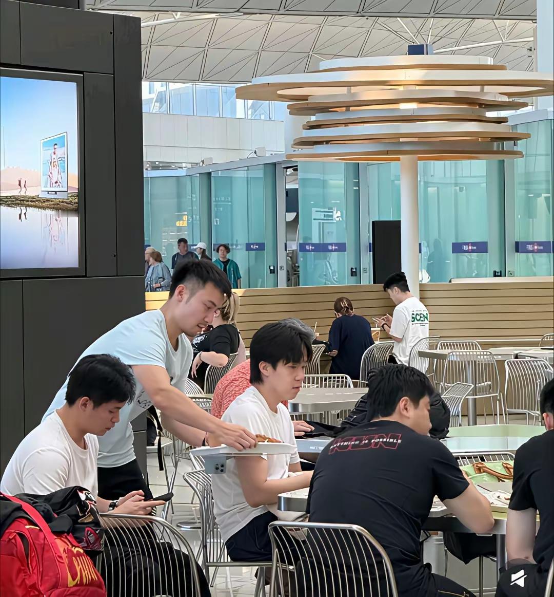 这两幅画面给人以两个十分突出的感受：一是头哥战团人齐齐整整聚在一起吃饭，一个都
