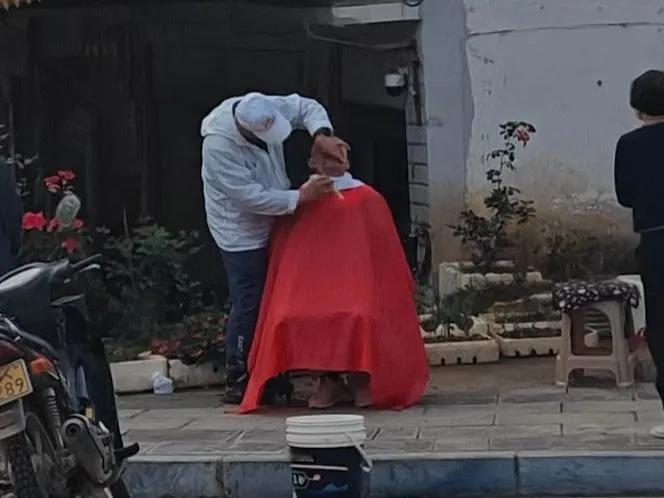 早上去曼沙小市场，看到路边有剃头的，10块钱一位。​我在东北街花10块钱剃过一