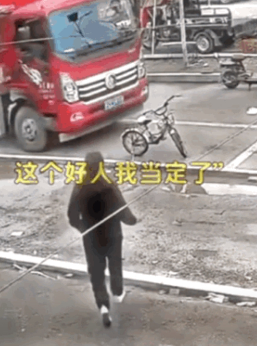 一次主动换来终身内向！山西运城一货车被自行车挡住了去路，好心的大妈赶紧帮忙移开，