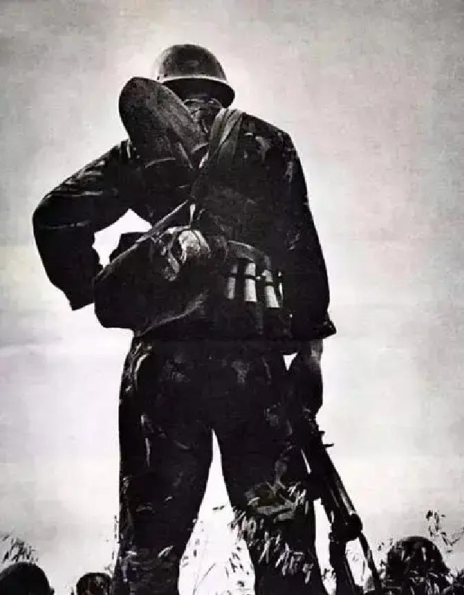 1985年5月6日，21岁的谢文全钻进越军洞穴搜剿战利品，随后一发炮弹精准落下，