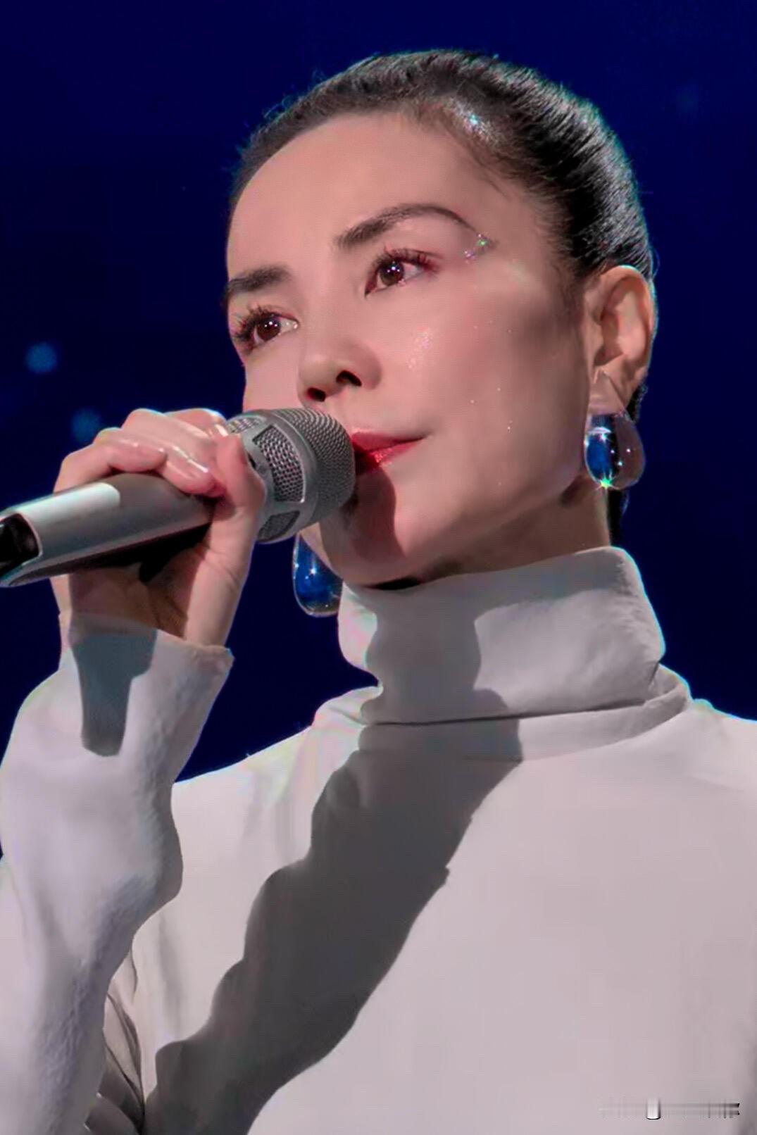 王菲平时应该不怎么练声，看看比她还大的那英的状态可好太多了。上一次她和陈奕迅合唱