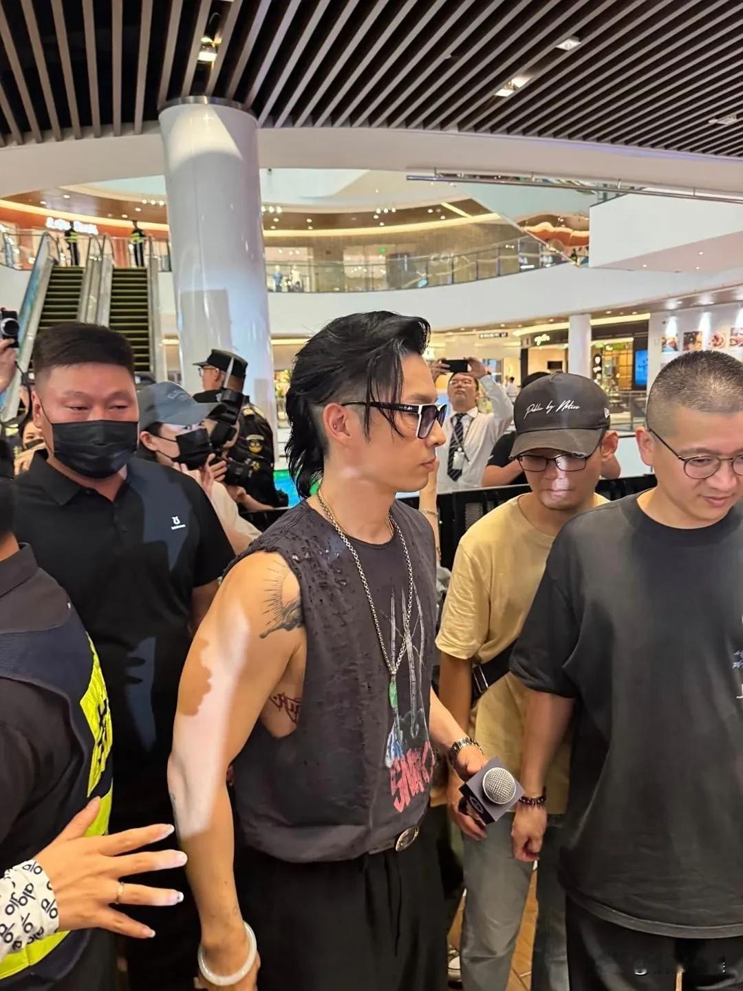 吴建豪算是F4里身材管理最好的了。47岁的他，近日参加活动，长身玉立，魁伟美