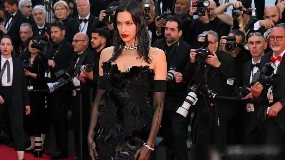布克与C罗前任交往NBA球星德文布克，竟被曝出同时亲热三个女孩，其中一个还是C罗