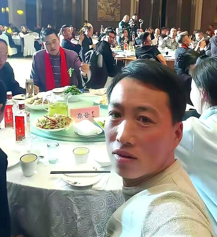 一瓶260块的泸州老窖，就想打发“大衣哥”？朱之文当场的反应，让所有看不起他的