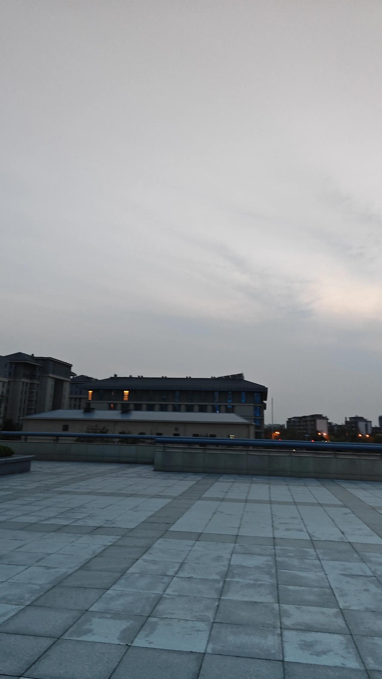 我同学，今年47岁，县城首富，昨天我去ICU看他了上个月，我回老家参加一个亲
