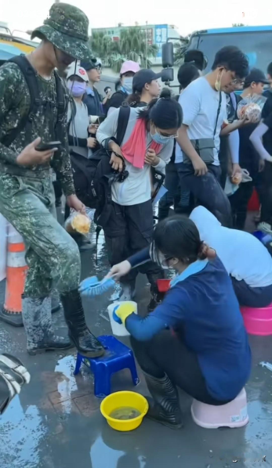 先洗鞋，再按摩，这回彻底洗不动了吧！湾省草莓军花莲救灾，让“志工”洗鞋当正面宣