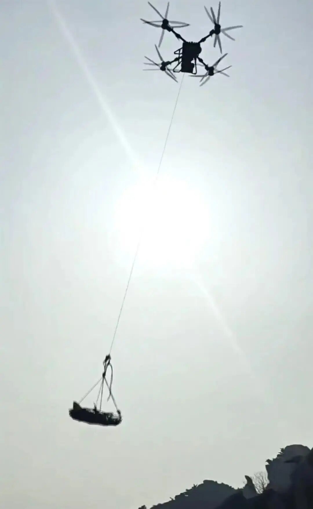 青岛崂山户外网红博主失足坠亡，遗体由无人机转运11月17日，网友...