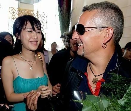 吊带滑落肩头，她张开双臂扑向巴乔——嘴唇几乎贴上脸颊。闪光灯疯了。三十岁的差