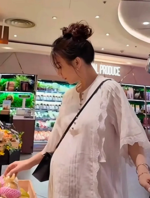 天王嫂方媛被网友遇见挺着大肚子在逛超市，看肚子，这已经得有七八个月了吧，肚子尖尖
