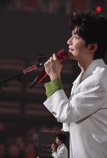 真的要被陈楚生笑死了，开演唱会讲个小故事，差点儿把酒吧老板给整不在了[捂脸哭]！