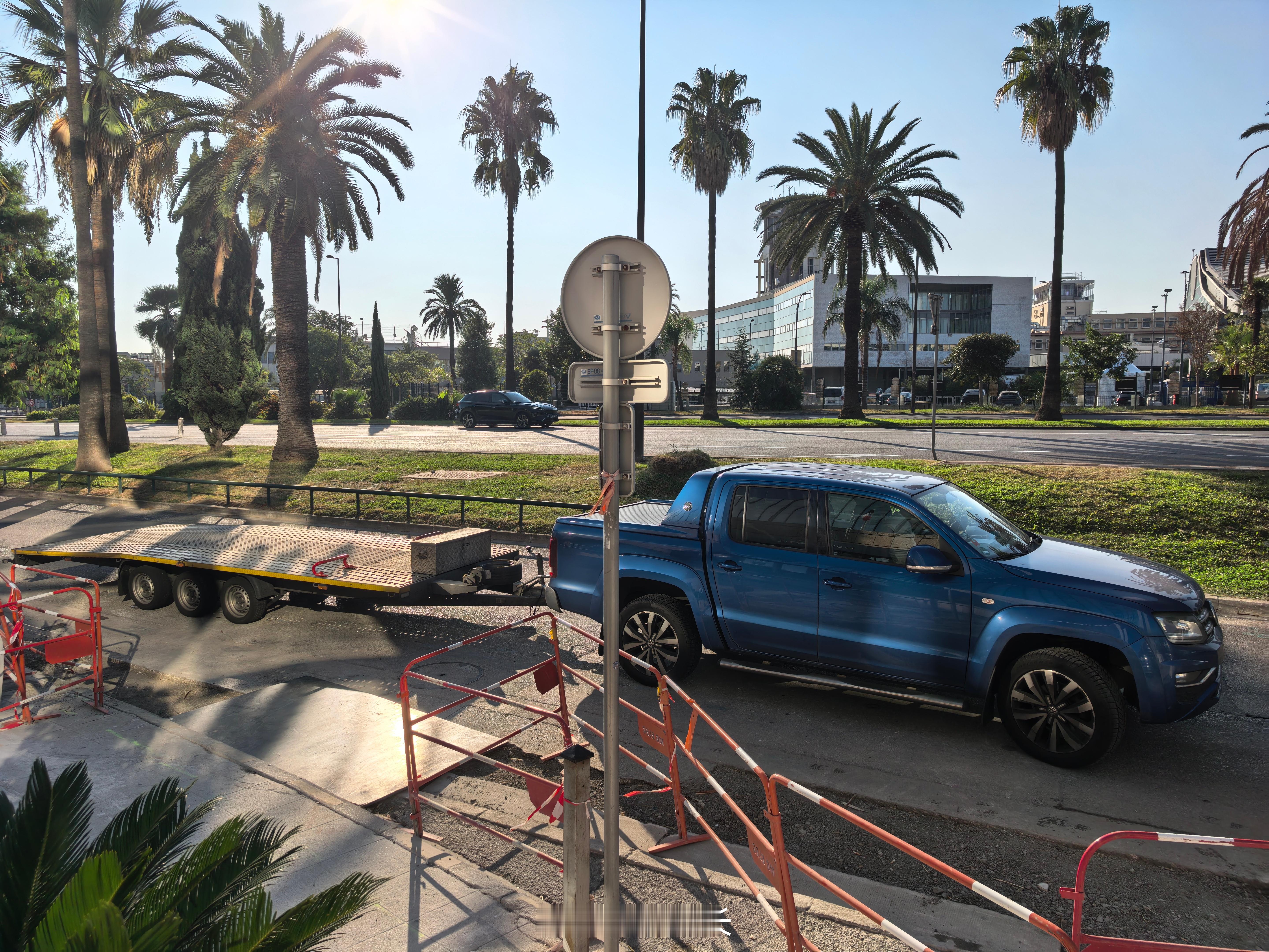 欧洲人真的很喜欢整拖挂，有装船的有搬东西的，昨天还见到一辆小小的菲亚特都加了拖车