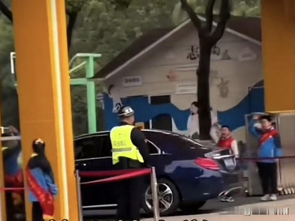 杭州小学这件事，之所以会闹的沸沸扬扬，主要原因并不是孩子敬礼，而是这些开车