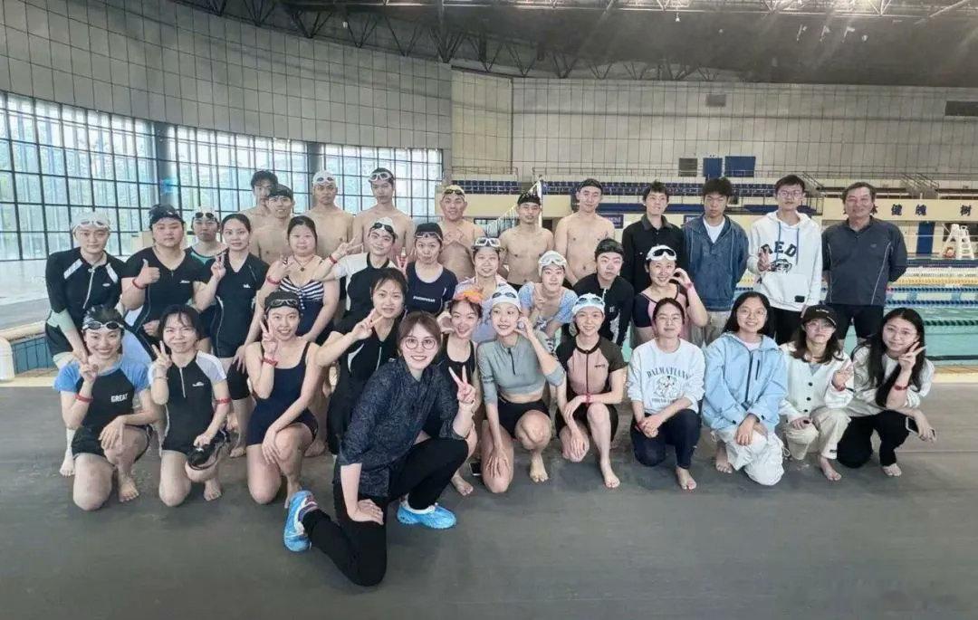 浙江大学一年学费5000多元，住宿费一年1000元左右。考上能得到什么样的资源？