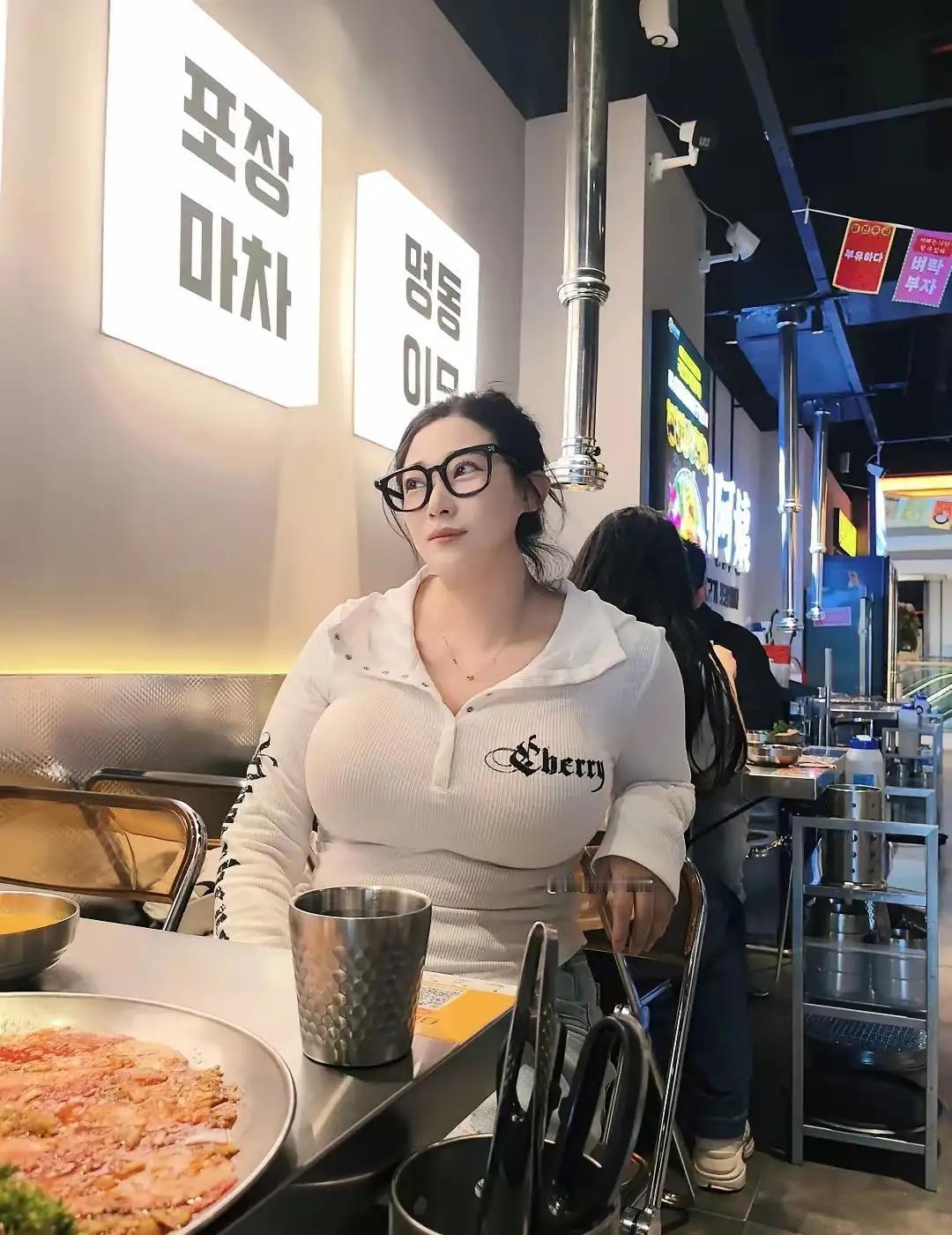都是体重不过百，不是胸平就是矮，图中这位身材可以说是杠杠的，从坐着的位置就可以看