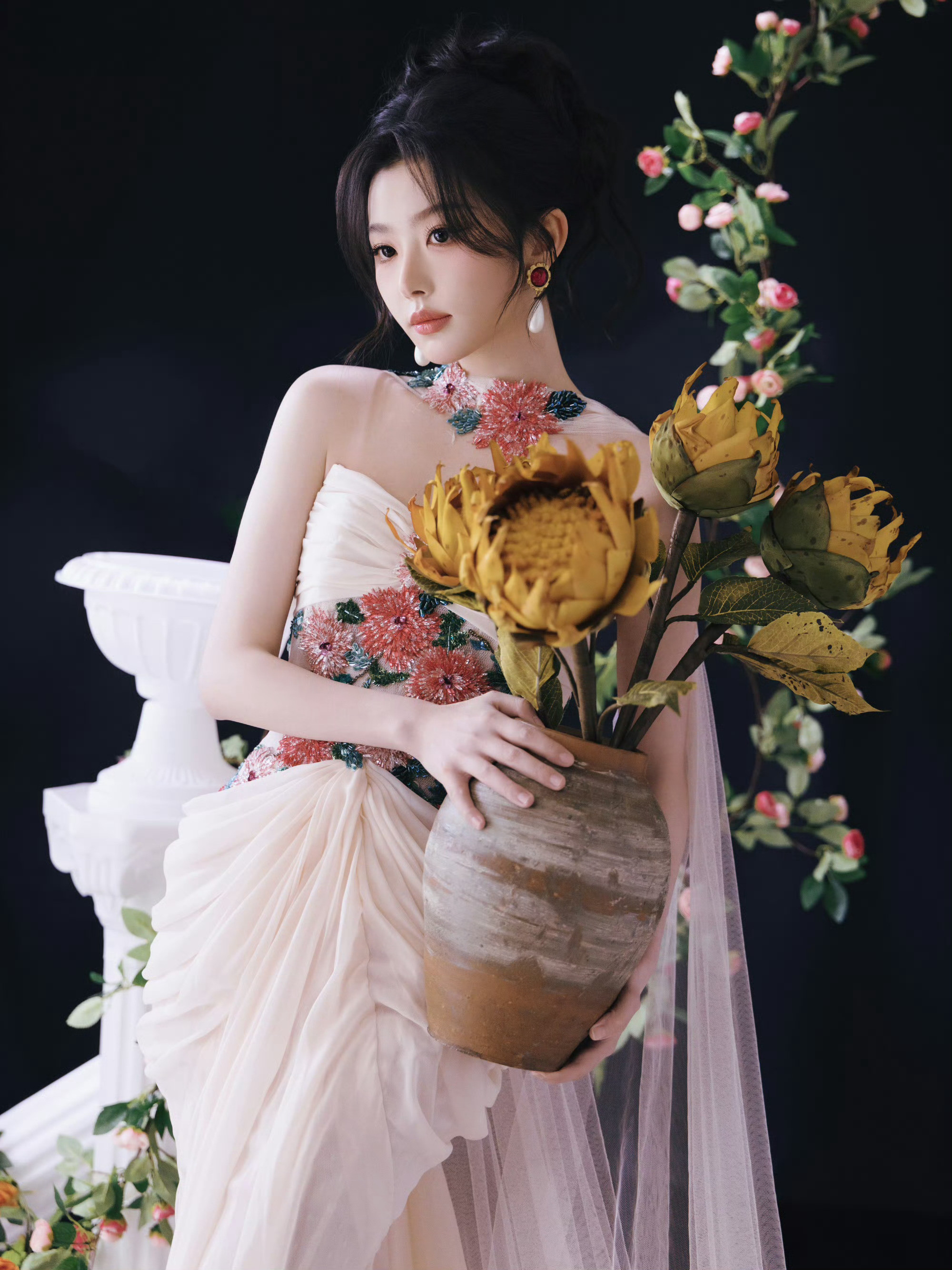 孔雪儿媚眼抛给我看内娱媚眼教科书非孔雪儿莫属！眨眼时灵动俏皮，凝眸时勾魂夺魄