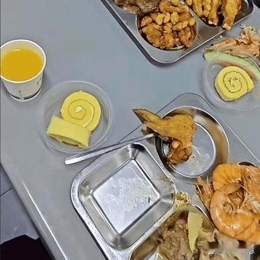 年会就是食堂里摆了几张长条桌。没有舞台，没有主持人，领导也没讲话。成堆的大虾在