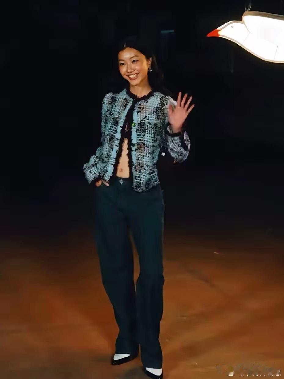 陈奕迅太太和女儿，现身巴黎时装周，参加香奈儿大秀！不得不说，她们家女儿，是长得像妈妈的，陈康堤和徐濠